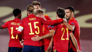 GRAF8599. MADRID, 10/10/2020.- El delantero de España Mikel Oyarzabal (2d) celebra con sus compañeros su gol ante Suiza, durante el encuentro correspondiente a la fase de grupos de la Liga de Naciones disputado esta noche en el estadio Alfre