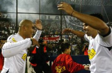 Humberto Suazo celebra con Gonzalo Fierro uno de sus goles ante Caracas.