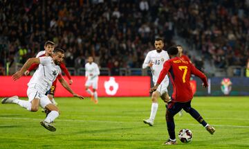 El delantero español, Ansu Fati, marca el 0-1 para la selección española. 
