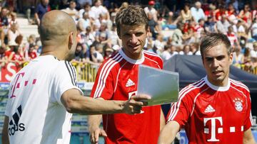 Bayern Munich&#039;s head coach Pep Guardiola (L) gestures as he talks to his players Thomas Muller (C) and Philipp Lahm during a training session in Arco, northern Italy July 5, 2013. REUTERS/Alessandro Garofalo (ITALY - Tags: SPORT SOCCER)