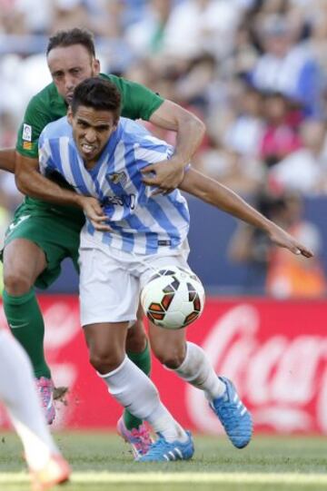 El delantero del Levante Jordi Xumetra (atrás) agarra al el centrocampista del Málaga José Luis Garcia "Recio", durante el encuentro de la tercera jornada de Liga en Primera División disputado en el estadio de La Rosaleda, en Málaga. 