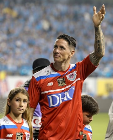 El jugador del Sagan Tosu Fernando Torres se despide de los aficionados. 