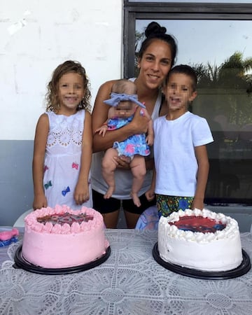 La guardameta argentina del Espanyol (37 años, Villa Gobernador Gálvez) se retiró durante seis años para ser mamá de mellizos (Luna y Romeo) y trabajar como cajera. Aquello fue un paréntesis en su carrera al que puso fin al disputar el Mundial de Francia 2019. Así, Vani se convirtió en la única futbolista que ha disputado tres Mundiales con la albiceleste (2003, 2007 y 2019). Un hito que ha conseguido junto a sus mellizos, que ahora son sus mayores fans.