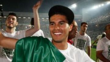 El mexicano Uli Dávila celebra el ascenso a Primera división del Córdoba.