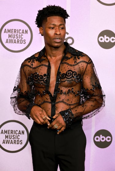 Lucky Daye posa para los medios antes del inicio de la gala. 