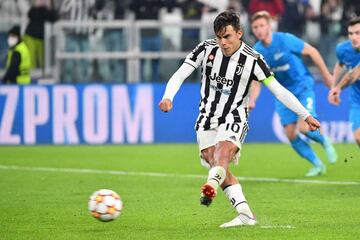 Juventus' Argentine forward Paulo Dybala shoots and scores a penalty during the UEFA Champions League Group H football match between Juventus and Zenit on November 02, 2021 at the Juventus stadium in Turin. (Photo by Isabella BONOTTO / AFP)