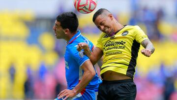 MEXICO CITY, MEXICO - SEPTEMBER 11: Erick Lira (L) of Cruz Azul fights for the ball with Jefferson Intriago (R) of Mazatlan during the 14th round match between Cruz Azul and Mazatlan as part of the Torneo Apertura 2022 Liga MX at Azteca Stadium on September 11, 2022 in Mexico City, Mexico. (Photo by Mauricio Salas/Jam Media/Getty Images)