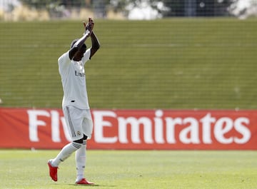 The Brazilian applauds the fans