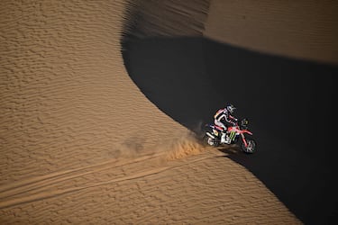 El piloto español Tosha Schareina compite con una Honda CRF 450 en la novena etapa. 