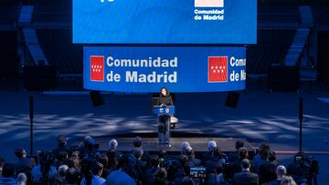 La presidenta de la Comunidad de Madrid, Isabel Díaz Ayuso, durante la visita a las instalaciones del pabellón de eventos Movistar Arena, a 2 de diciembre de 2025, en Madrid (España). El pabellón celebra el 20º aniversario de su reapertura.