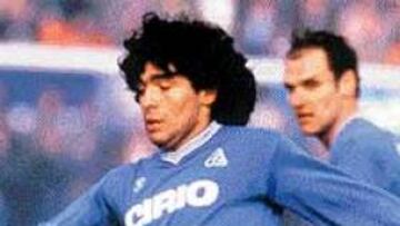 <b>TODO UN MITO.</B> Maradona convirtió al Nápoles en un grande.