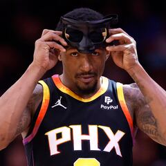 Why is Bradley Beal playing with a face mask against the Kings?