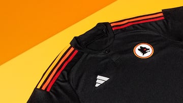 La Roma y Adidas presentaron la nueva equipaci¨®n alternativa para esta temporada. La nueva equipaci¨®n luce negra con el escudo de la Loba, que visti¨® el pecho romanista entre 1979 y 1997, y detalles art¨ªsticos recordando la ¨¦poca romana.