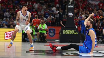 Gabriel Deck, alero del Real Madrid, celebra la victoria mientras Niko Mirotic protesta una posible falta al final del partido.