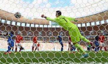 Enner Valencia marca el primer gol para Ecuador. 