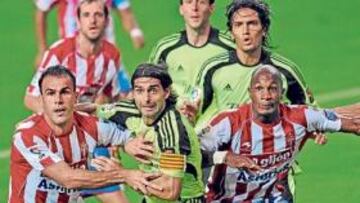 <b>INTENSIDAD.</b> Los sporinguistas Bilic y Gregory intentan encontrar una posición para el remate ante la enérgica vigilancia de Ayala y Pavón.