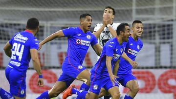 Con un inicio contundente, Cruz Azul tuvo gole&oacute; a Pumas en la ida de las semifinales y acaricia el boleto de la Gran Final.