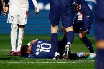 El delantero brasileño del Paris Saint-Germain Football Club se ha tenido que retirar lesionado del encuentro tras la torcedura de su tobillo. Abandonó el terreno de juego en camilla y con claros gestos de dolor.