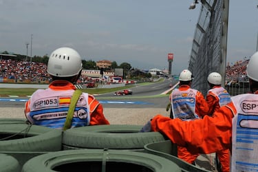 Los oficiales de pista son voluntarios inscritos en una base de datos que consta de unas 900 personas. Deben ser mayores de 18 años y superar una prueba de acceso, tras haber estudiado el Manual de Oficial de Carrera.