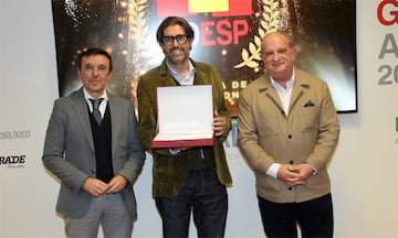 De izda. a dcha.: José Hidalgo, presidente de ADESP; Vicente Jiménez, director de AS, y Carmelo Paniagua, presidente de la Federación Española de Patinaje. 