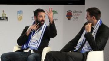 Juan Carlos Navarro habla con Felipe Reyes.