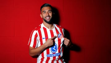 El jugador argentino Nico González posa con la camiseta del Atlético de Madrid tras hacerse oficial su fichaje.