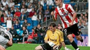 <b>SE APUNTA AL CARRO. </b>Etxeberria marcó uno de los dos goles del Athletic en el Bernabéu.