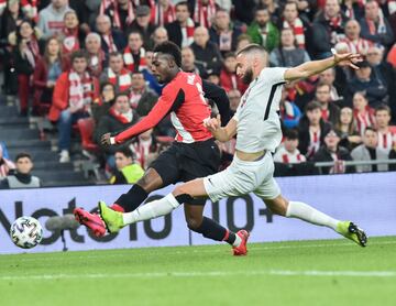 Iñaki Williams con Domingos Duarte.