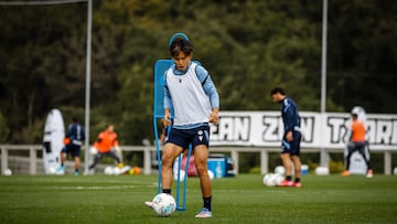 Take Kubo, en un entrenamiento de la Real en Zubieta de esta temporada.