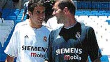 <b>MODELOS POR UN DÍA</B>. Raúl y Zidane ejercieron de modelos por un día para presentar la nueva camiseta del Real Madrid. A los dos les sienta bien el uniforme.