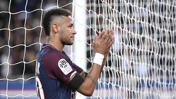 Paris Saint-Germain&#039;s Brazilian forward Neymar applauses after winning the French L1 football match Paris Saint-Germain (PSG) vs Toulouse FC (TFC) at the Parc des Princes stadium in Paris on August 20, 2017. / AFP PHOTO / bertrand GUAY