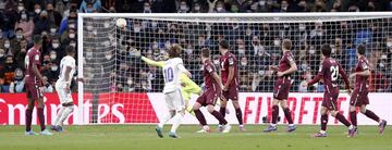 2-1. Luka Modric marca el segundo gol.