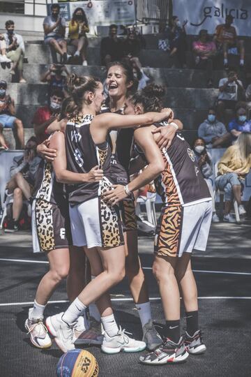 Las chicas también lo dieron todo en la pista del Basket 3x3, ubicada en la Plaza de la Estrella de Vigo. En esta ocasión las ganadoras fueron Next MVP, que se impusieron en la final a Valencia Basket 3x3. Lo hicieron también con una canasta sobre la bocina, en un final espectacular; y tras haberse zafado de Sandungueras en semifinales. Bravo por ellas. 