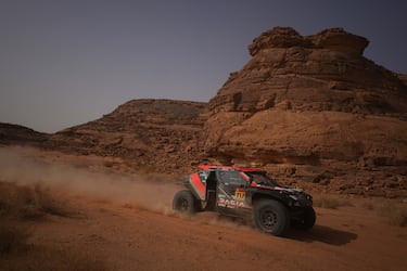 La piloto Cristina Gutiérrez y su copiloto Pablo Moreno compiten durante la tercera etapa del Rally Dakar.