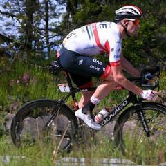 Rory Sutherland se rompe la pierna con una scooter