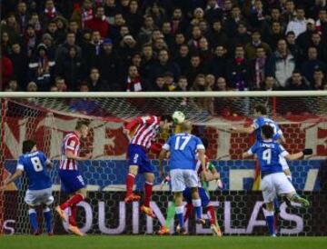 Godín puso el 1-0 en el marcador.
