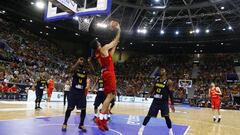 Pierre Oriola lanza durante el partido Espa&ntilde;a-Venezuela disputado en el Madrid Arena.