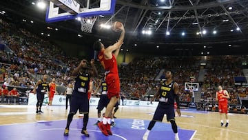 Pierre Oriola lanza durante el partido España-Venezuela disputado en el Madrid Arena.