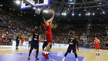 Pierre Oriola lanza durante el partido Espa&ntilde;a-Venezuela disputado en el Madrid Arena.