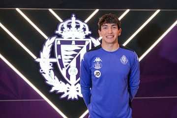 Mario Martn, ante el escudo del Valladolid.