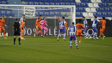 Acción que precede al primer gol del Alavés.
