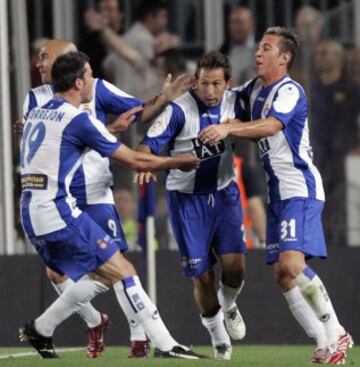 Tamudo marca el 2-2 en el último minuto para el Espanyol en el Camp Nou en la penúltima jornada de la Liga 2007 dejando al Barcelona sin el título. 