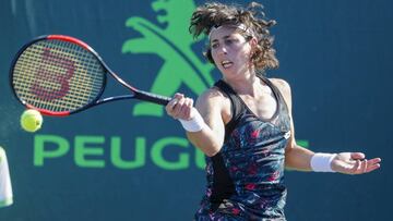 Carla Suárez devuelve una bola ante Yafan Wang durante un juego de la segunda ronda del Abierto de Tenis de Miami, que se realiza en Key Biscayne, Miami.