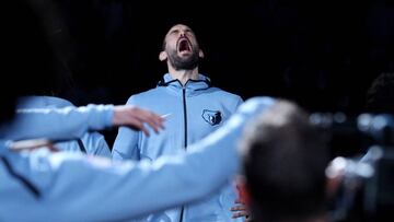 -FOTODELD&Iacute;A- MEM08 - MEMPHIS (EE.UU.), 18/10/2017.- Marc Gasol de los Grizzlies reacciona antes del juego contra Pelicans hoy, mi&eacute;rcoles 18 de octubre de 2017, durante su juego de la NBA en FedExForum en Memphis, Tennessee (EE.UU.). EFE/ Mike Brown