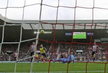 Alexis Sánchez venciendo a Mannone desde una cámara detrás del arco del Sunderland.