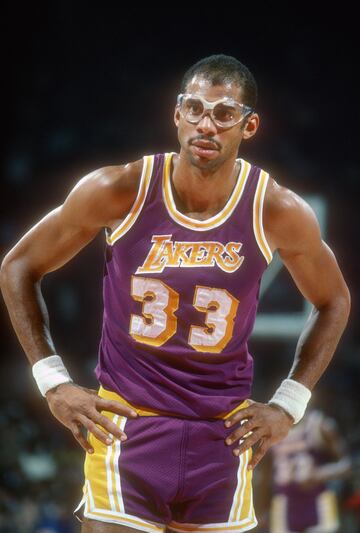 Puede que sea el mejor jugador de la historia, puede que sea el segundo. O el tercero. Da igual. De hecho puede que este puesto lo merezca tanto como él Kobe Bryant (si se atiende solo a carrera laker), pero Kareem y su gancho son ya otro icono inseparable de los Lakers, donde ganó cinco de sus seis anillos, uno de sus dos MVP de Finales, tres de los seis que tiene de Regular Season, 13 de sus 19 all star... Aunque jugó hasta los 41, promedió de amarillo y morado 22,1 puntos y 9,4 rebotes. La fecha de la retirada de su camiseta fue el 20 de marzo de 1989.