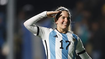 AME3235. SAN NICOLÁS (ARGENTINA), 14/07/2023.- Camila Gómez Ares de Argentina celebra al final de un partido entre las selecciones femeninas de Argentina y Perú en el estadio Único de San Nicolás (Argentina). Argentina se prepara para competir en el Mundial de Fútbol Femenino Australia y Nueva Zelanda. EFE/ Juan Ignacio Roncoroni
