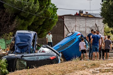 Varios vehículos apilados debido a las inundaciones provocadas por la DANA tras haber sido arrastrados por el agua en El Álamo, Madrid.