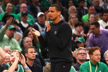 Who is singing the national anthem in the Mavericks - Celtics NBA Finals Game 5?