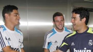 <b>BIENVENIDA. </b>Toril saluda a Omar y Quini, llegado del Lucena.